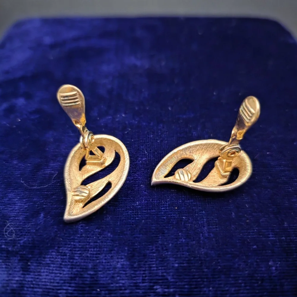 MONET Signed Polished Gold Tone Clip On‎ Earrings 80's Design Vtg Clip-on